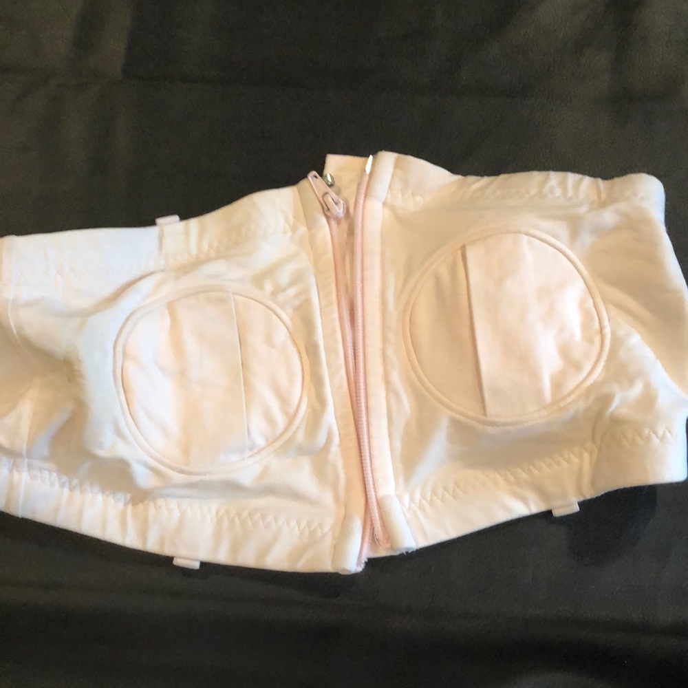 Hands free breast pumping bra